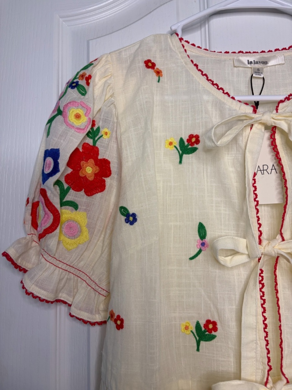 Women's AVARA Tie-Front Peplum Top with Colorful Flower Embroidery Size S NWT - Picture 2 of 13